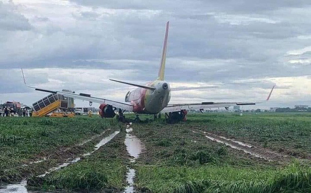 Đại diện hãng Vietjet lên tiếng vụ máy bay hạ cánh trượt khỏi đường băng Tân Sơn Nhất, lao ra bãi cỏ - Ảnh 1.