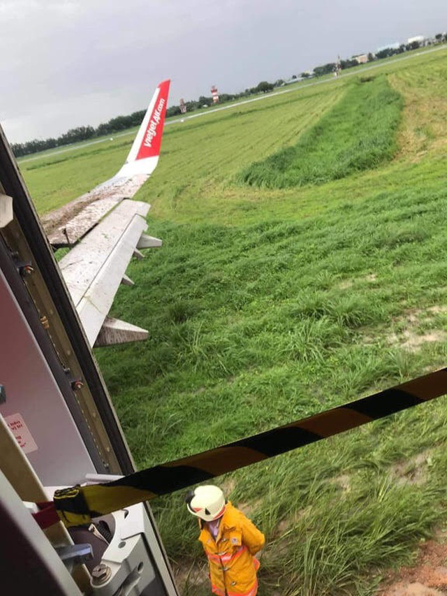 Đại diện hãng Vietjet lên tiếng vụ máy bay hạ cánh trượt khỏi đường băng Tân Sơn Nhất, lao ra bãi cỏ - Ảnh 4.
