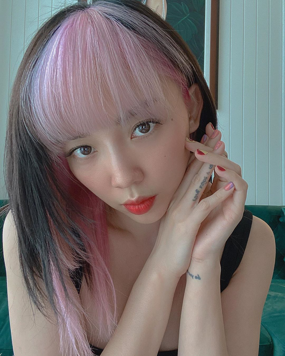 8 màu son tôn da, giúp mặt trẻ hơn tuổi của sao Việt hè này, đủ mọi tông son cho da ngăm đến sáng - Ảnh 9. 8 màu son tôn da, giúp mặt trẻ hơn tuổi của sao Việt hè này, đủ mọi tông son cho da ngăm đến sáng - Ảnh 9.