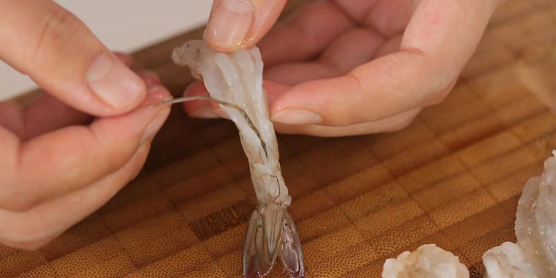 T&ocirc;m cực gi&agrave;u canxi nhưng lại chứa nhiều k&yacute; sinh tr&ugrave;ng, đặc biệt ở 3 bộ phận n&agrave;y n&ecirc;n bạn cần tr&aacute;nh ăn - Ảnh 1.