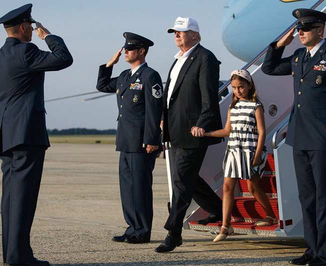 C&aacute;c con Tổng thống Trump ch&uacute;c mừng sinh nhật cha bằng một loạt bức h&igrave;nh &yacute; nghĩa c&ograve;n Đệ nhất phu nh&acirc;n Mỹ c&oacute; h&agrave;nh động ngược lại - Ảnh 1.