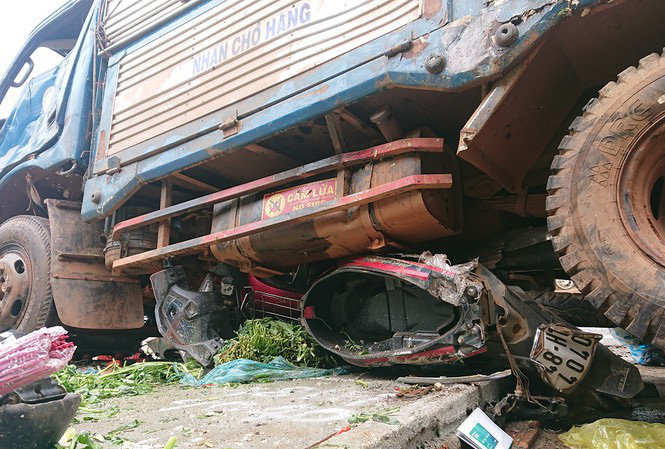 Từ vụ tai nạn thảm khốc ở Đắk N&ocirc;ng: Bu&ocirc;n b&aacute;n lấn chiếm l&ograve;ng lề đường bất chấp hiểm nguy - Ảnh 1.