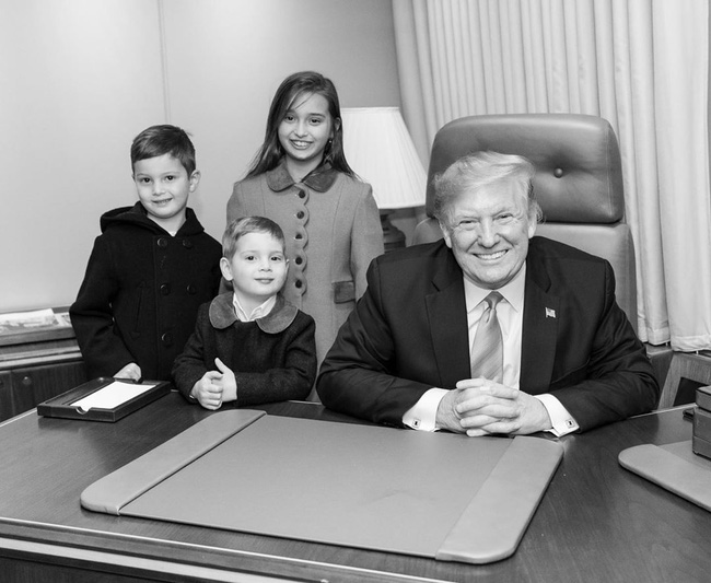 C&aacute;c con Tổng thống Trump ch&uacute;c mừng sinh nhật cha bằng một loạt bức h&igrave;nh &yacute; nghĩa c&ograve;n Đệ nhất phu nh&acirc;n Mỹ c&oacute; h&agrave;nh động ngược lại - Ảnh 3.