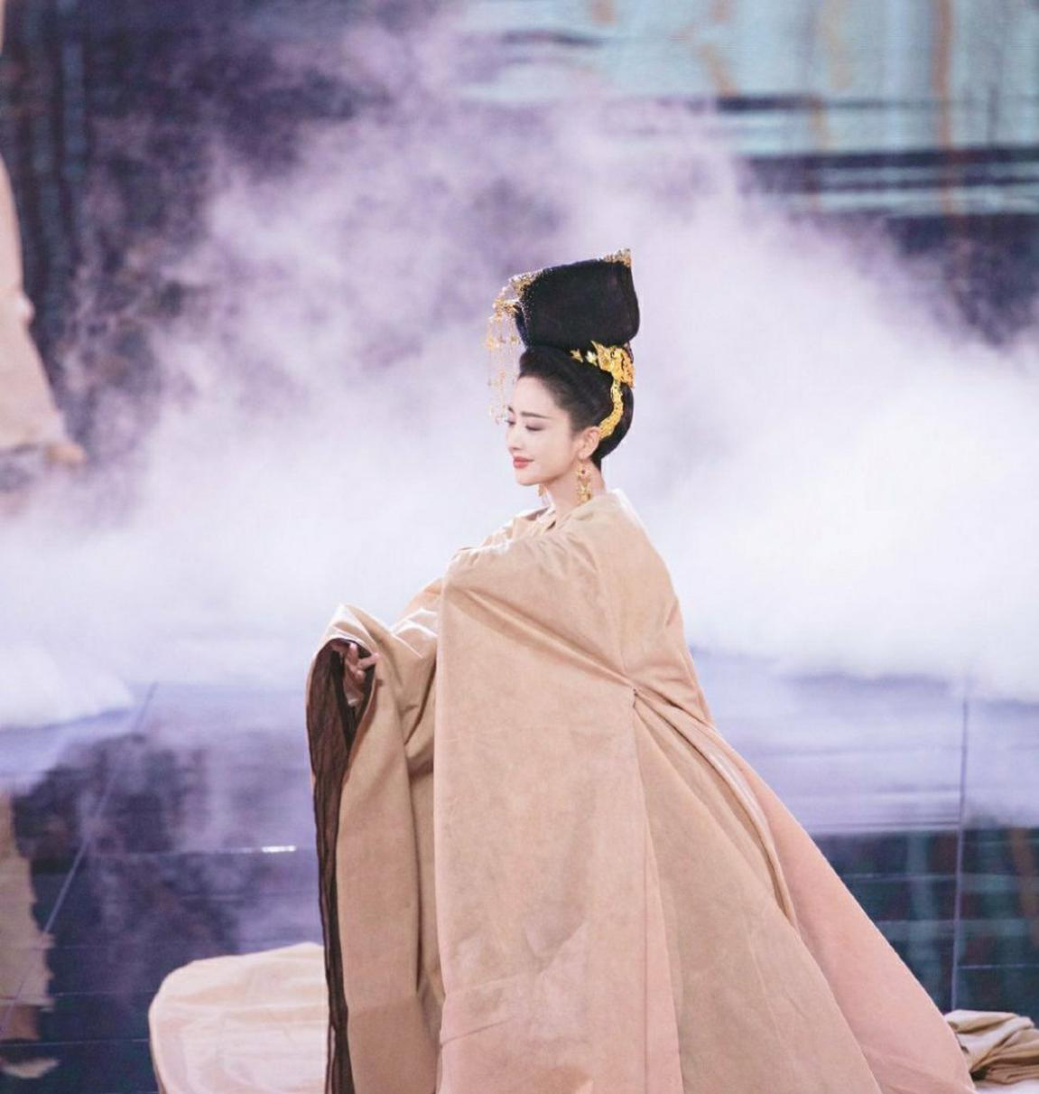 Chỉ với 1 clip m&uacute;a, visual diễm lệ c&ugrave;ng &aacute;nh mắt sexy của Mỹ nh&acirc;n T&acirc;n Cương Đồng Lệ &Aacute; khiến MXH b&ugrave;ng nổ - Ảnh 3.