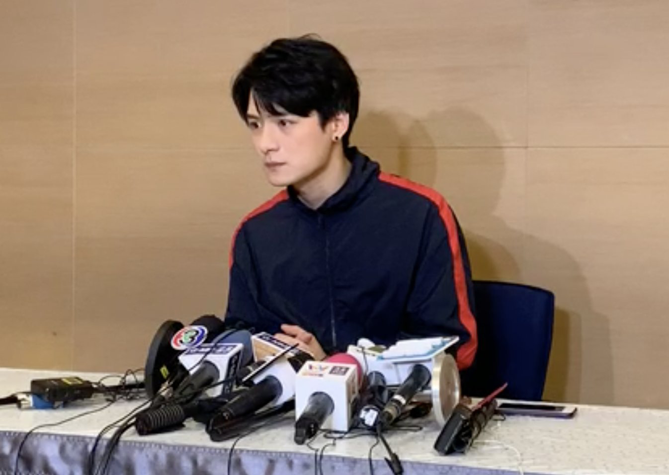 Nam thần đam mỹ Thái đỏ mắt xin lỗi vì đùa cợt về hiếp dâm, đài GMM chưa chắc tránh được khủng hoảng - Ảnh 1. Nam thần đam mỹ Thái đỏ mắt xin lỗi vì đùa cợt về hiếp dâm, đài GMM chưa chắc tránh được khủng hoảng - Ảnh 1.