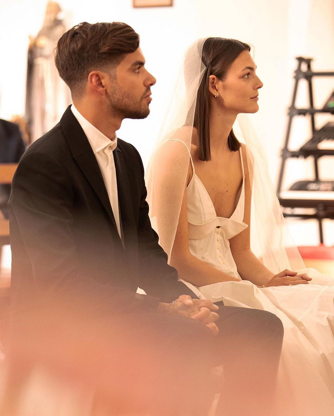 Cô dâu cuối cùng của Karl Lagerfeld gây bất ngờ khi diện váy cưới giản dị, gần như để mặt mộc trong hôn lễ - Ảnh 4.