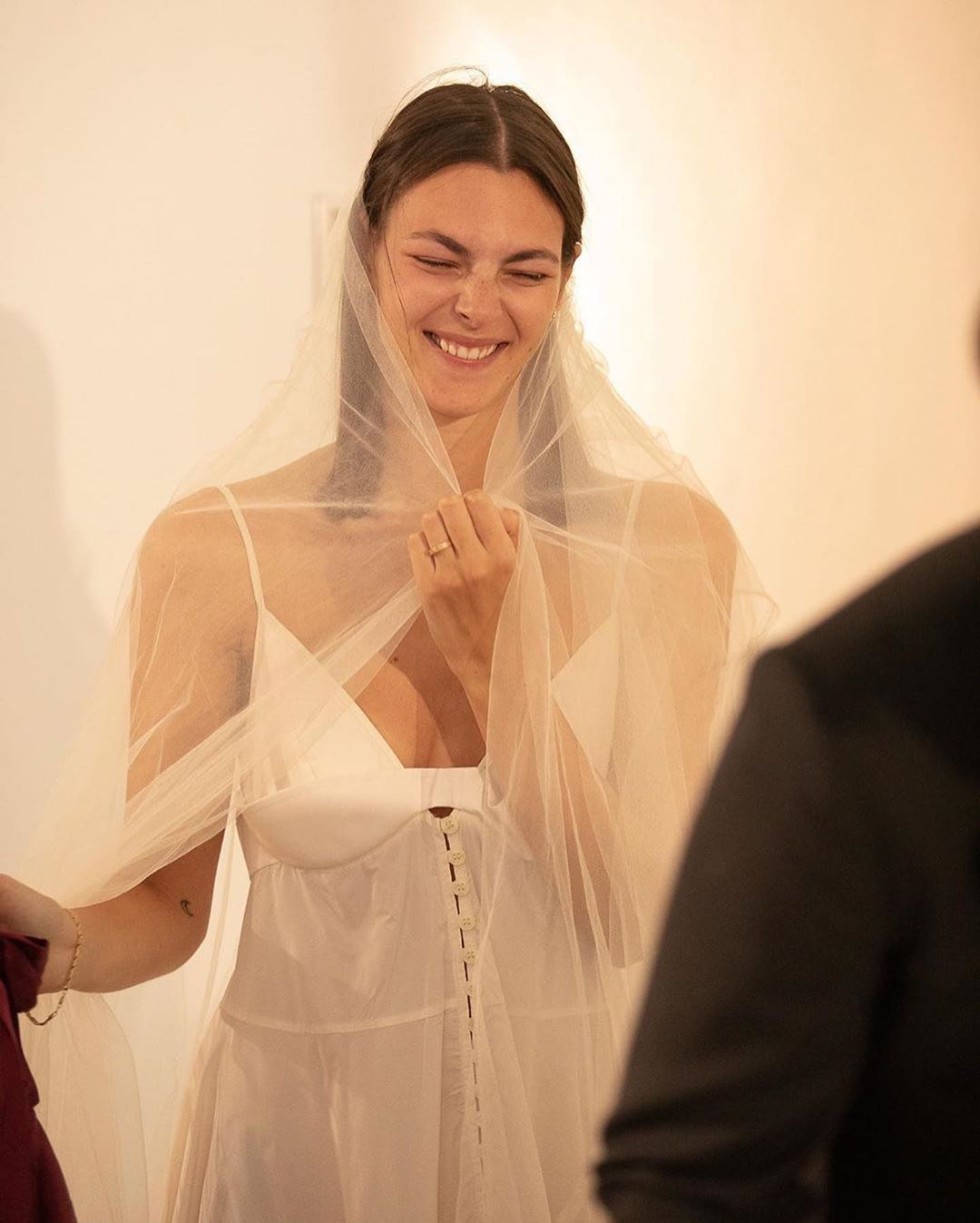 Cô dâu cuối cùng của Karl Lagerfeld gây bất ngờ khi diện váy cưới giản dị, gần như để mặt mộc trong hôn lễ - Ảnh 7.