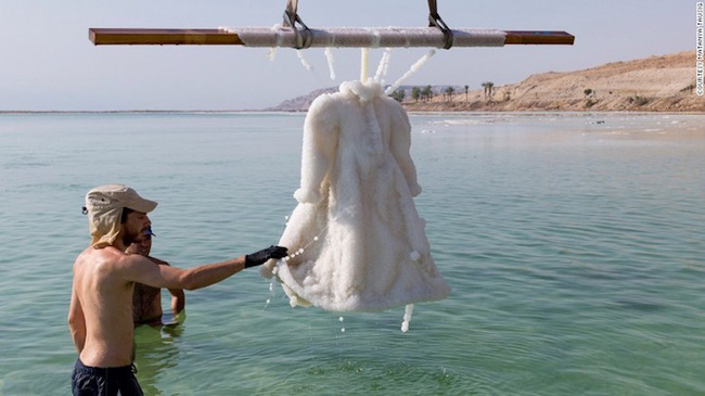 Bị ngâm trong Biển Chết suốt 3 tháng, chiếc đầm đen hóa trắng muốt, lấp lánh như pha lê - Ảnh 3.