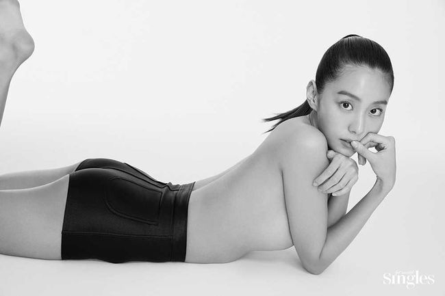 Nữ thần một thời UEE bán nude bốc lửa trên bìa tạp chí: Đúng là thành quả đáng nể sau màn ăn kiêng gây sốc nhất lịch sử Kbiz - Ảnh 2. Nữ thần một thời UEE bán nude bốc lửa trên bìa tạp chí: Đúng là thành quả đáng nể sau màn ăn kiêng gây sốc nhất lịch sử Kbiz - Ảnh 2.