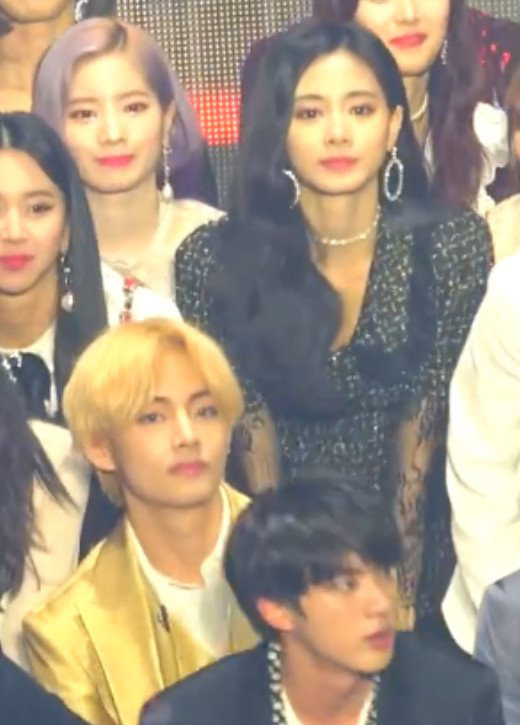 Netizen phát cuồng vì V (BTS) và Tzuyu (TWICE) chung khung hình: 2 gương mặt đẹp nhất thế giới có khác, nhưng có giống hẹn hò? - Ảnh 3.