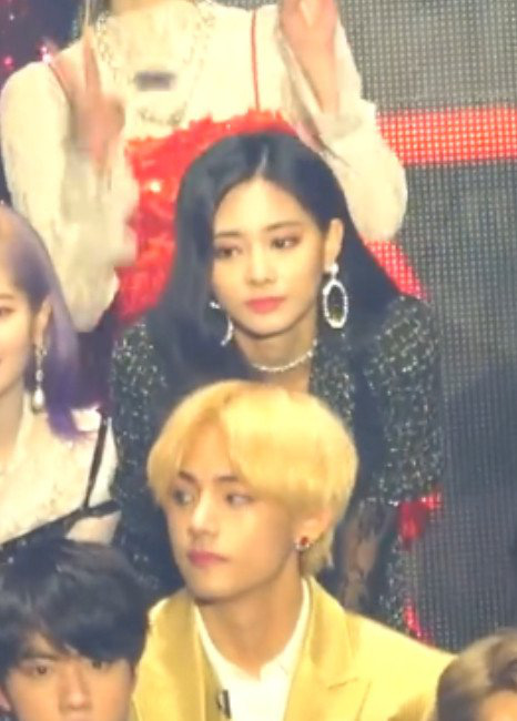 Netizen phát cuồng vì V (BTS) và Tzuyu (TWICE) chung khung hình: 2 gương mặt đẹp nhất thế giới có khác, nhưng có giống hẹn hò? - Ảnh 2.