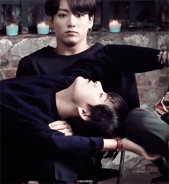 Netizen tổng hợp các pha đụng chạm mùi mẫn của BTS, tình nhất chắc là V & Jungkook! - Ảnh 11.