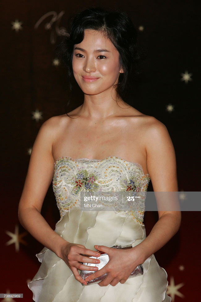 Song Hye Kyo bị đ&agrave;o mộ khoảnh khắc thất bại nhất tr&ecirc;n thảm đỏ - Ảnh 6.