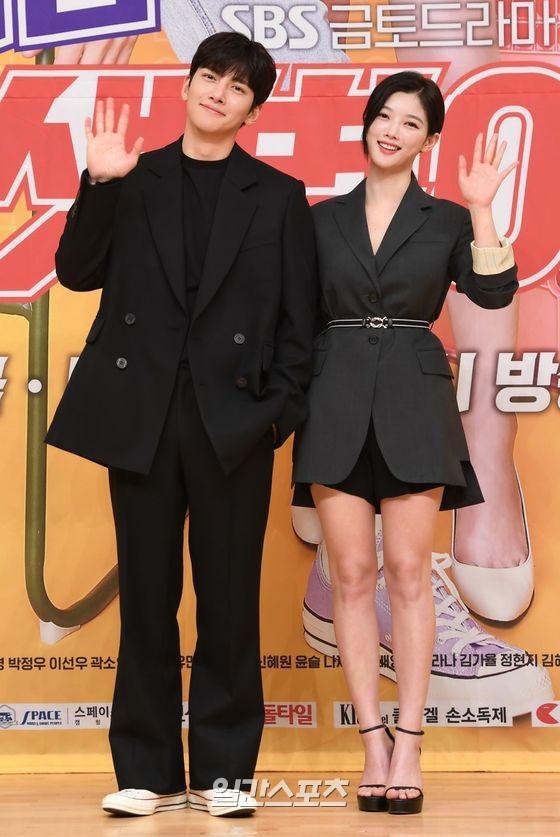 Ji Chang Wook - Kim Yoo Jung đẹp đôi bất ngờ tại họp báo, vô tình hay cố ý mà như diện đồ đôi thế này? - Ảnh 2.