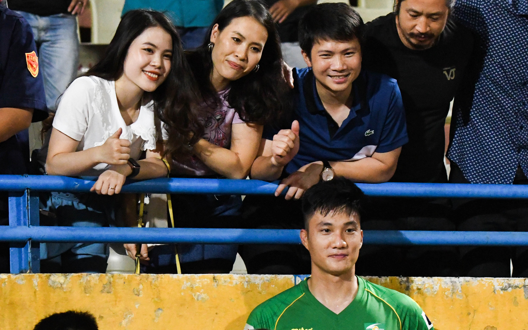 THỦ MÔN NGUYỄN VĂN HOÀNG, tin tức Mới nhất Vợ xinh đẹp cười tươi chúc ...