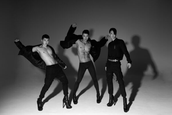 Boygroup Hàn trình diễn trên giày cao gót cực táo bạo, concept sexy phi giới tính khiến netizen tranh cãi gay gắt: Kẻ chê bai, người kêu stan gấp - Ảnh 7.