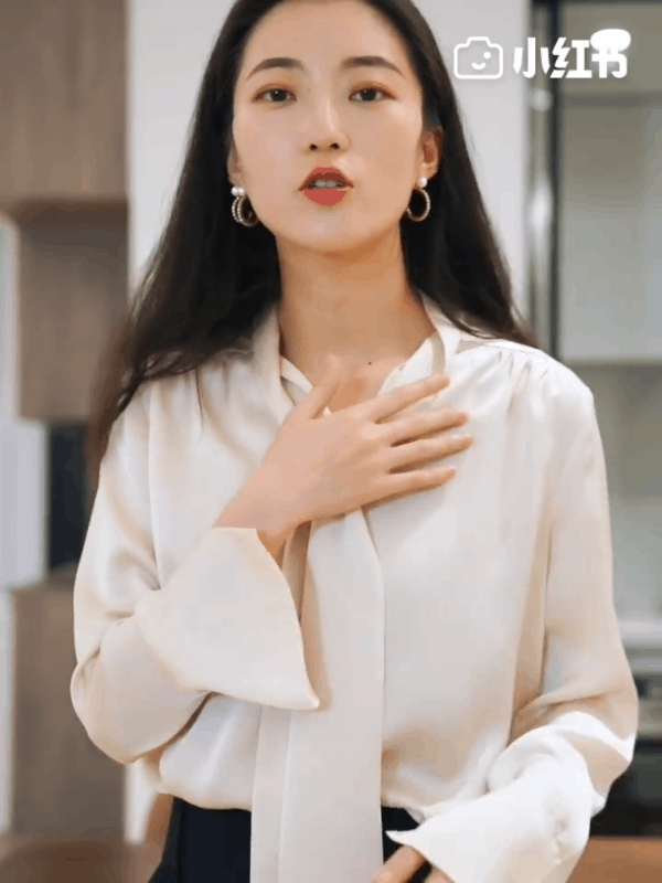 Nếu 1 ng&agrave;y ch&aacute;n sơ mi, c&aacute;c n&agrave;ng h&atilde;y thử sang &aacute;o blouse thắt nơ điệu đ&agrave; m&agrave; chanh sả - Ảnh 2.