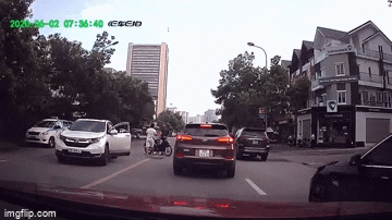 Tranh cãi sau va chạm, tài xế ô tô hung hăng nhảy lên xe máy choảng nhau với người đàn ông ngay giữa phố - Ảnh 2.