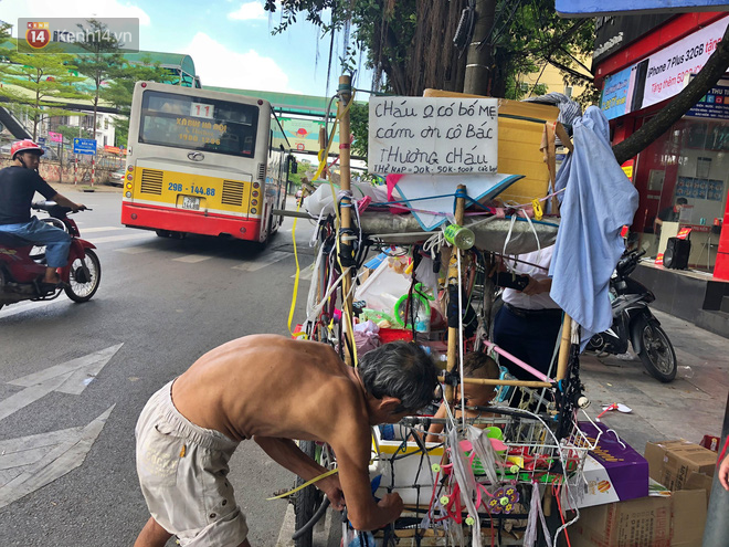 Xót cảnh em bé 18 tháng tuổi trần truồng trong thùng xốp, theo ông lang thang ngoài đường dưới cái nắng nóng gay gắt của Hà Nội - Ảnh 3.