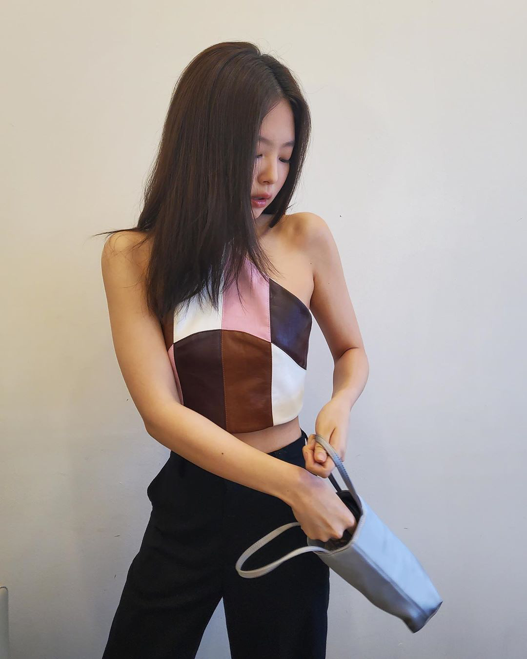 2 chiếc áo Jennie mới diện được chị em tranh nhau tìm mua, hot hit đến độ brand Hàn phải mở pre-order để đáp ứng - Ảnh 3.