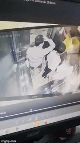 Phẫn nộ clip người đàn ông vô cớ dúi đầu, tát mạnh vào mặt bé trai trong thang máy chung cư - Ảnh 2.