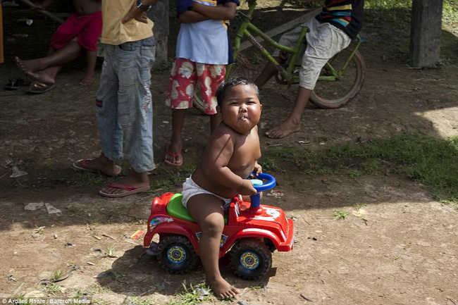 7 năm tuổi ấu thơ cơ cực của cậu bé hút 40 điếu thuốc lá mỗi ngày, bị ví là nô lệ tí hon của thuốc lá và hành trình tìm lại chính mình khiến cả thế giới kinh ngạc - Ảnh 5.