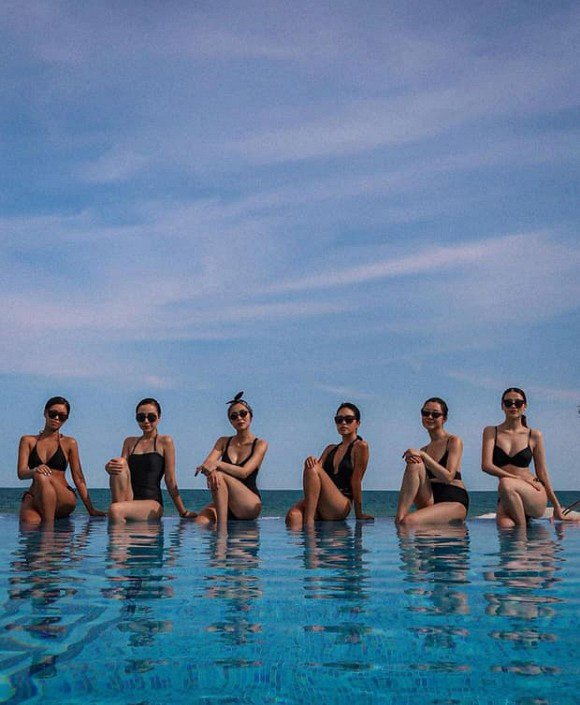 H&agrave; Tăng tự tin khoe mặt kh&ocirc;ng son phấn, c&ograve;n để lưng trần gợi cảm trong chuyến đi du lịch với hội bạn th&acirc;n - Ảnh 7.