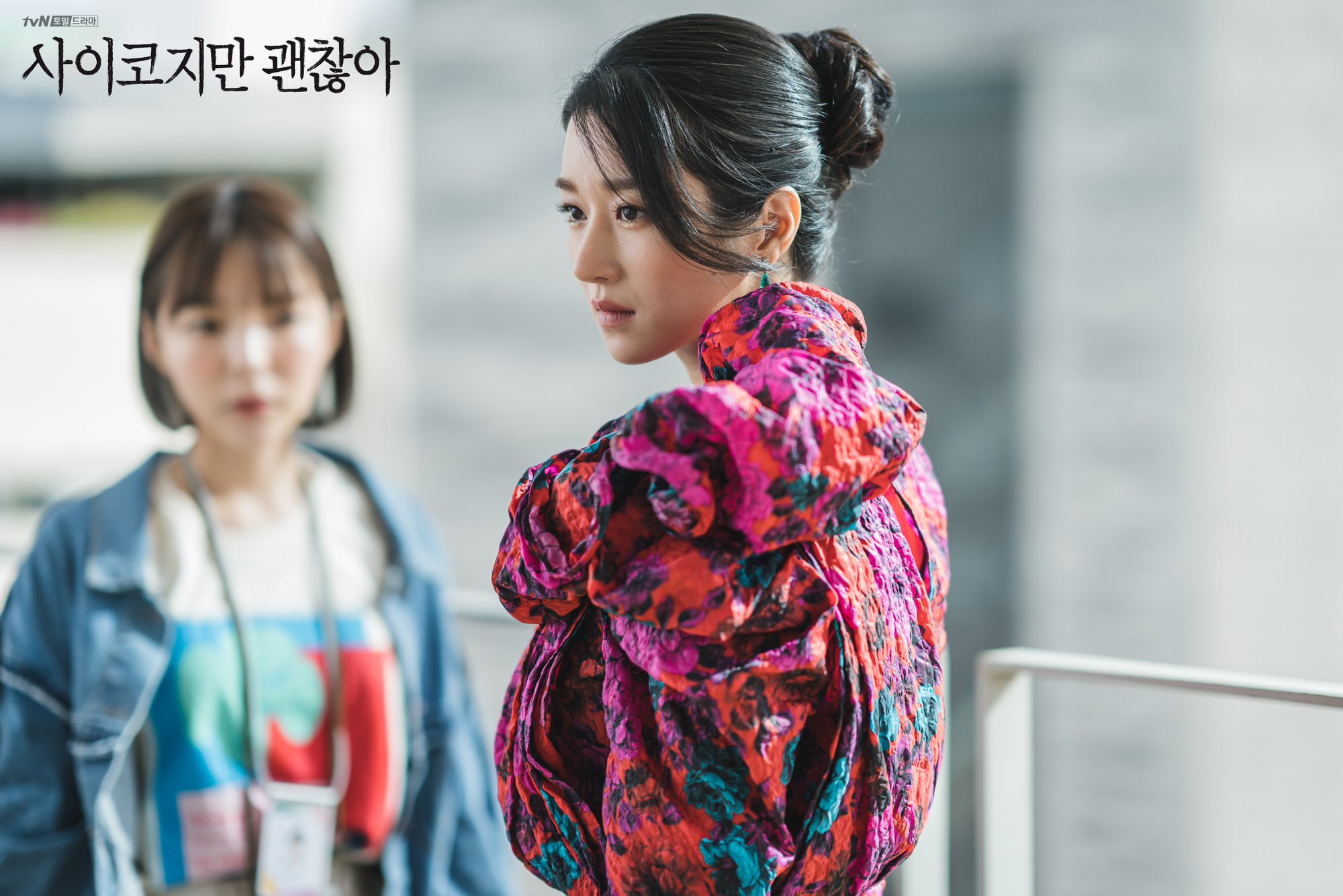 3 điểm giống nhau của nàng thơ của Kim Soo Hyun và “chị Nguyệt” IU: Cửa trên so với nam chính, đam mê biến màn ảnh thành sàn catwalk - Ảnh 4.