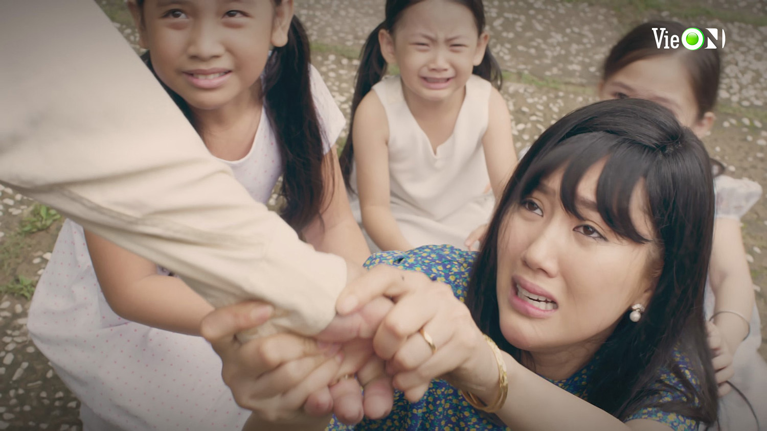 Gạo Nếp Gạo Tẻ 2 tập 4: Nghe lời tiểu tam, Trung Dũng đuổi b&agrave; cả Th&uacute;y Ng&acirc;n ra khỏi nh&agrave; - Ảnh 2.