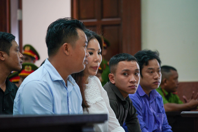 Vợ cũ BS Chi&ecirc;m Quốc Th&aacute;i chấp h&agrave;nh xong &aacute;n t&ugrave; trong vụ bỏ 1 tỷ thu&ecirc; giang hồ đ&aacute;nh dằn mặt - Ảnh 3.