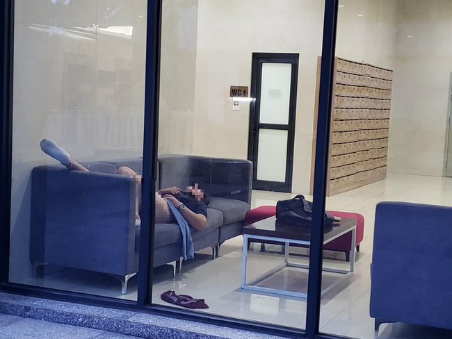 Hà Nội: Ngán ngẩm cư dân chung cư cao cấp nhiều lần phóng uế ra thang máy, xem sofa ở sảnh như phòng ngủ nhà mình - Ảnh 3.