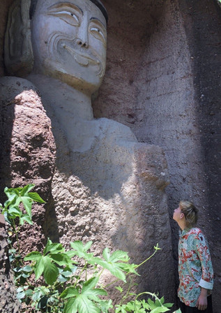 Xôn xao hình ảnh hai bức tượng Phật trong hang đá bất ngờ mỉm cười, nguyên nhân đằng sau khiến ai cũng ngỡ ngàng - Ảnh 3.