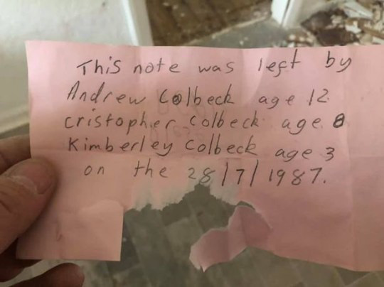 Tìm lại được những bức thư giấu sau tường nhà cũ từ cách đây 30 năm, người phụ nữ bật khóc khi đọc lời nhắn của anh trai quá cố - Ảnh 2.