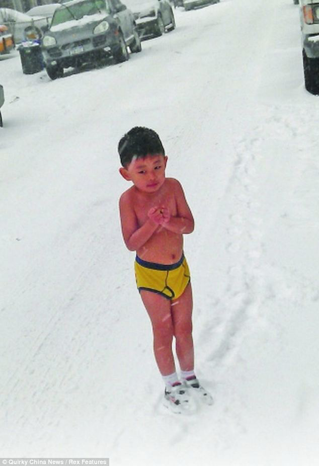 Cậu bé bị bố bắt cởi trần giữa tuyết rơi ngày ấy - bây giờ: Lập 11 kỷ lục guinness nhưng bất ngờ nhất là điều sắp làm ở tuổi 12 - Ảnh 1.