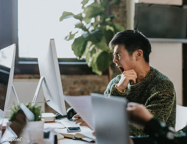 Ch&agrave;ng trai lạc l&otilde;ng trong ch&iacute;nh c&ocirc;ng ty đ&atilde; gắn b&oacute; 5 năm v&agrave; những m&acirc;u thuẫn kh&oacute; n&oacute;i th&agrave;nh lời trước tuổi băm - Ảnh 1.