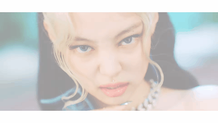Đáng chú ý nhất trong teaser MV của BLACKPINK: Hàm răng của Lisa, mặt nạ hoa của Jisoo, gương mặt quạu của Jennie và... sự mờ nhạt của Rosé? - Ảnh 5.