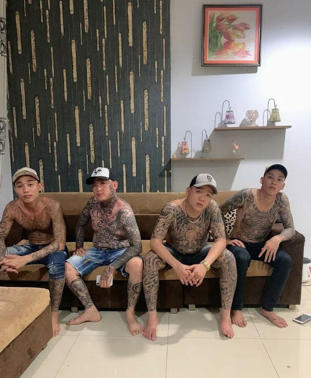 Những thanh niên vào nghề có tâm hồn giang hồ đang trở thành hiện tượng ở Việt Nam. Ảnh ae giang hồ X đang trở thành một chủ đề hot trong cộng đồng mạng. Bạn sẽ phải ngạc nhiên với các chú vịt giang hồ thực thụ trong ảnh này.