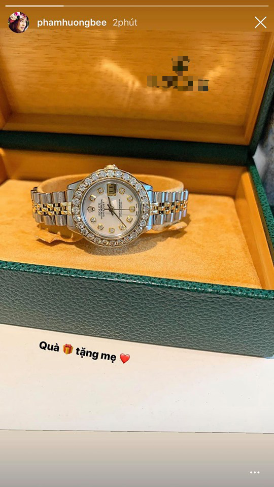 Chỉ qua m&oacute;n đồ hiệu gần nửa tỷ tặng mẹ, Phạm Hương kh&eacute;o chứng minh cuộc sống sang chảnh ở trời T&acirc;y - Ảnh 2.
