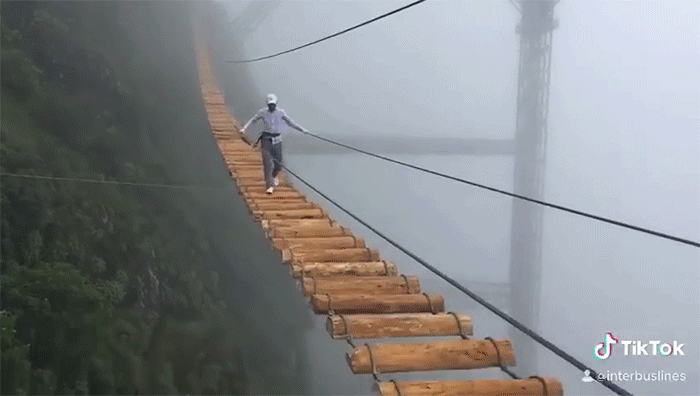 Xuất hiện clip du khách đi trên chiếc cầu treo giữa vách núi cheo leo tại một khu du lịch ở Việt Nam: trông còn đáng sợ hơn các cây cầu từng thấy ở Trung Quốc - Ảnh 3.