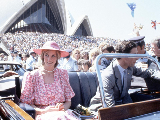 Sự thật ít ai biết về tấm hình Công nương Diana bật khóc nức nở giữa đám đông còn Thái tử Charles dửng dưng nhìn sang chỗ khác mỉm cười - Ảnh 2.