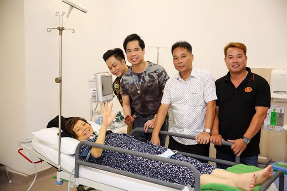 Mẹ Ngọc Sơn quyết định một mình về Việt Nam điều trị khối u, tình trạng sức khoẻ hiện tại cải thiện đáng mừng - Ảnh 5.