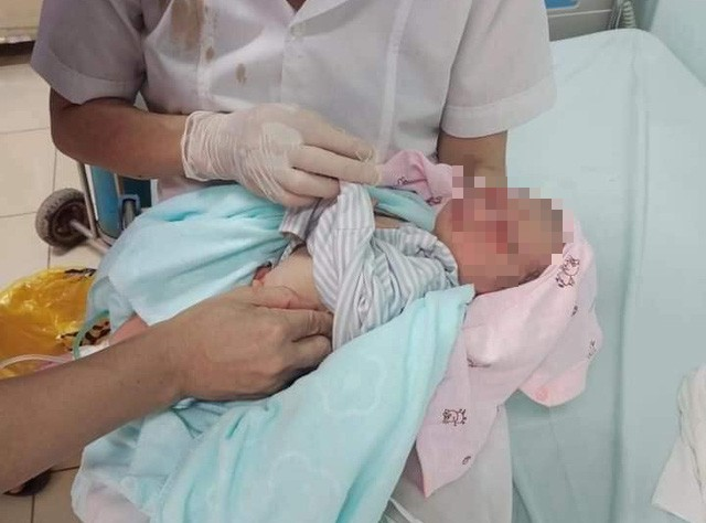 Thông tin mới nhất về tình hình sức khoẻ của bé sơ sinh bị bỏ rơi 3 ngày dưới hố gas ở Hà Nội - Ảnh 1.