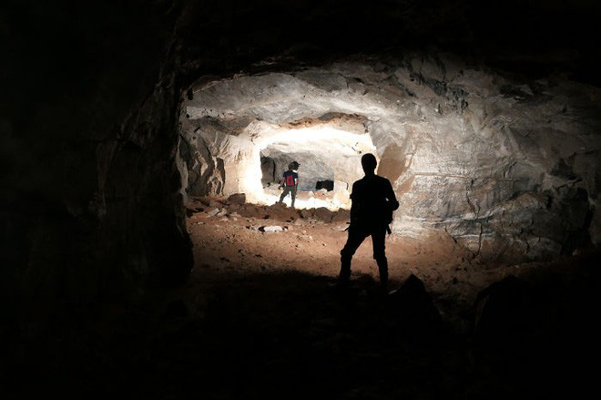 Thử kh&aacute;m ph&aacute; hố tử thần s&acirc;u hun h&uacute;t xuất hiện giữa khu phố, ai ngờ ph&aacute;t hiện ra cả hệ thống hầm mỏ b&iacute; ẩn nằm ngay b&ecirc;n dưới - Ảnh 1.