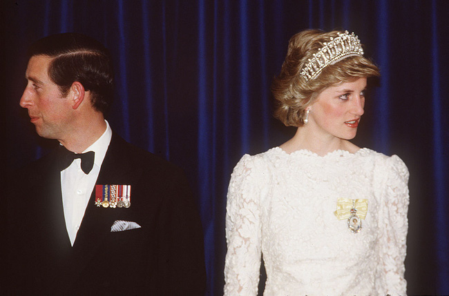 Sự thật ít ai biết về tấm hình Công nương Diana bật khóc nức nở giữa đám đông còn Thái tử Charles dửng dưng nhìn sang chỗ khác mỉm cười - Ảnh 4.