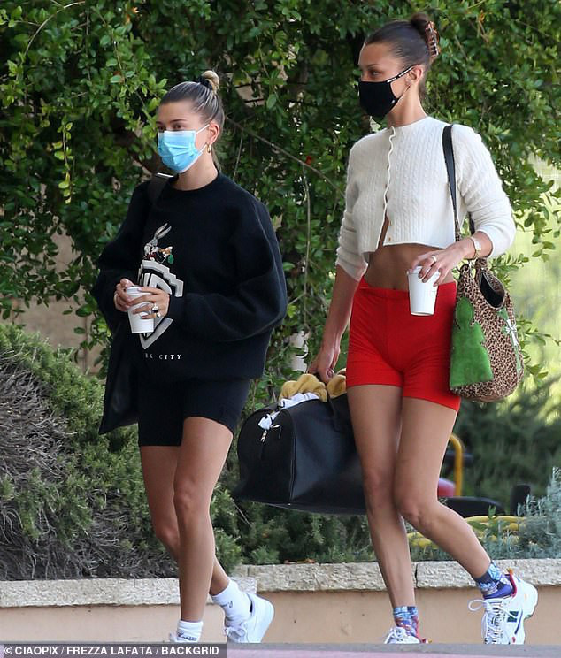  Bella Hadid thả d&aacute;ng đẹp như tạc tượng ở &Yacute; - Ảnh 6.
