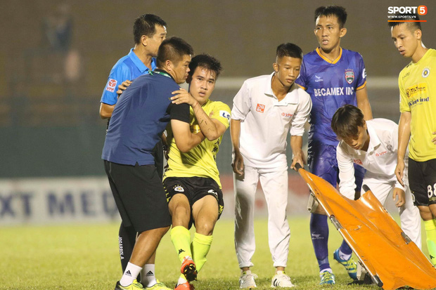Cầu thủ Hà Nội FC bị nhân viên sân Bình Dương ném lên cáng đối mặt chấn thương nặng - Ảnh 2.