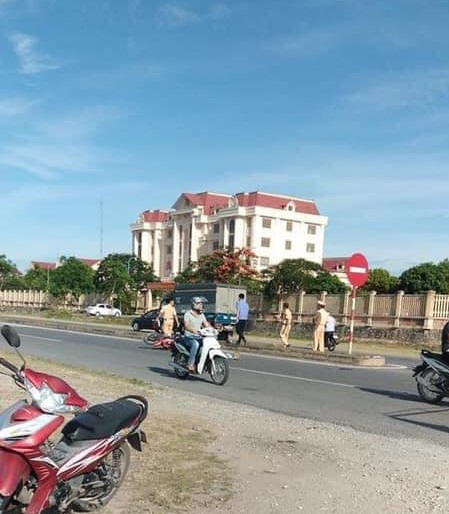 Ninh B&igrave;nh: Chở con nhỏ đi học, mẹ tử vong thương t&acirc;m sau tai nạn ngay gần nh&agrave; - Ảnh 2.