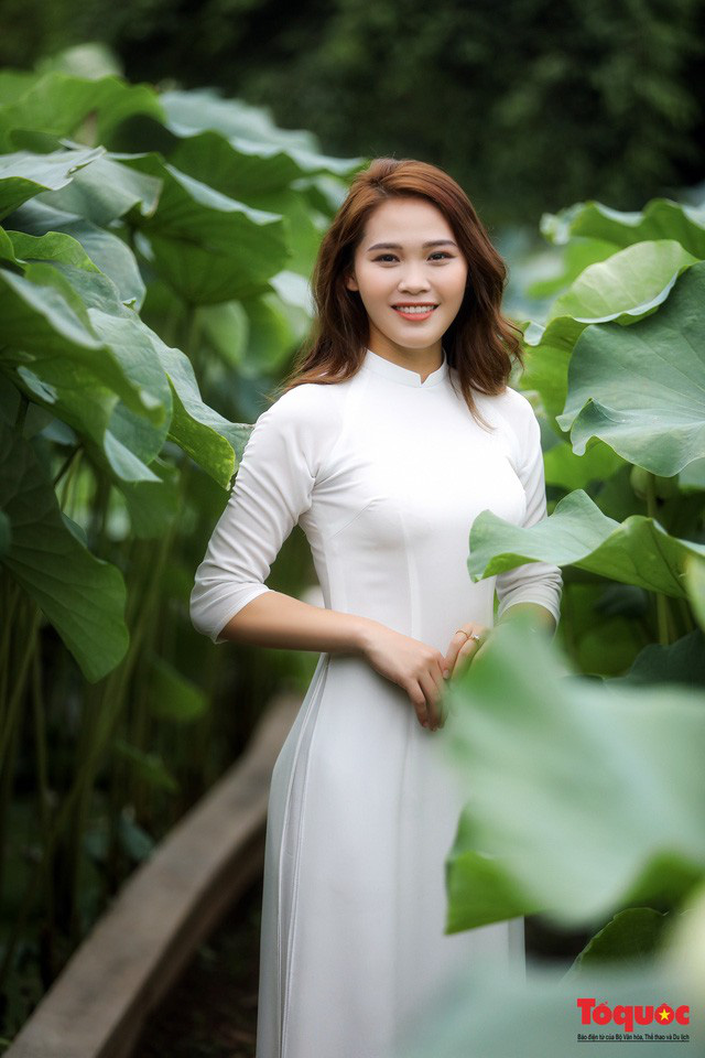 Người đẹp điền kinh Đinh Thị Bích nữ tính trong tà áo dài chụp bên hoa sen - Ảnh 6.