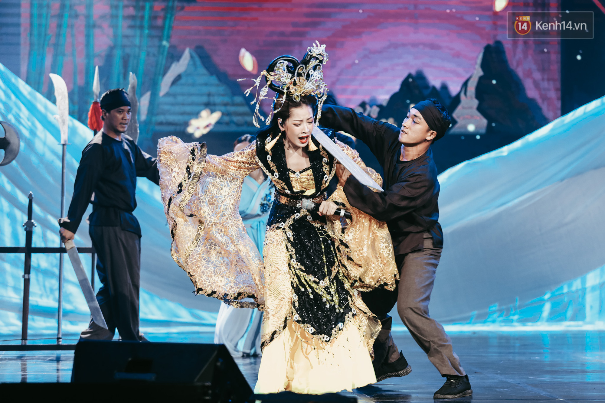 Sau sự cố lộ clip hát live chiếc ố, Chi Pu đã lấy lại phong độ khiến fan hú hét Hát hay quá! khi trình diễn Cung Đàn Vỡ Đôi - Ảnh 6. Sau sự cố lộ clip hát live chiếc ố, Chi Pu đã lấy lại phong độ khiến fan hú hét Hát hay quá! khi trình diễn Cung Đàn Vỡ Đôi - Ảnh 6.