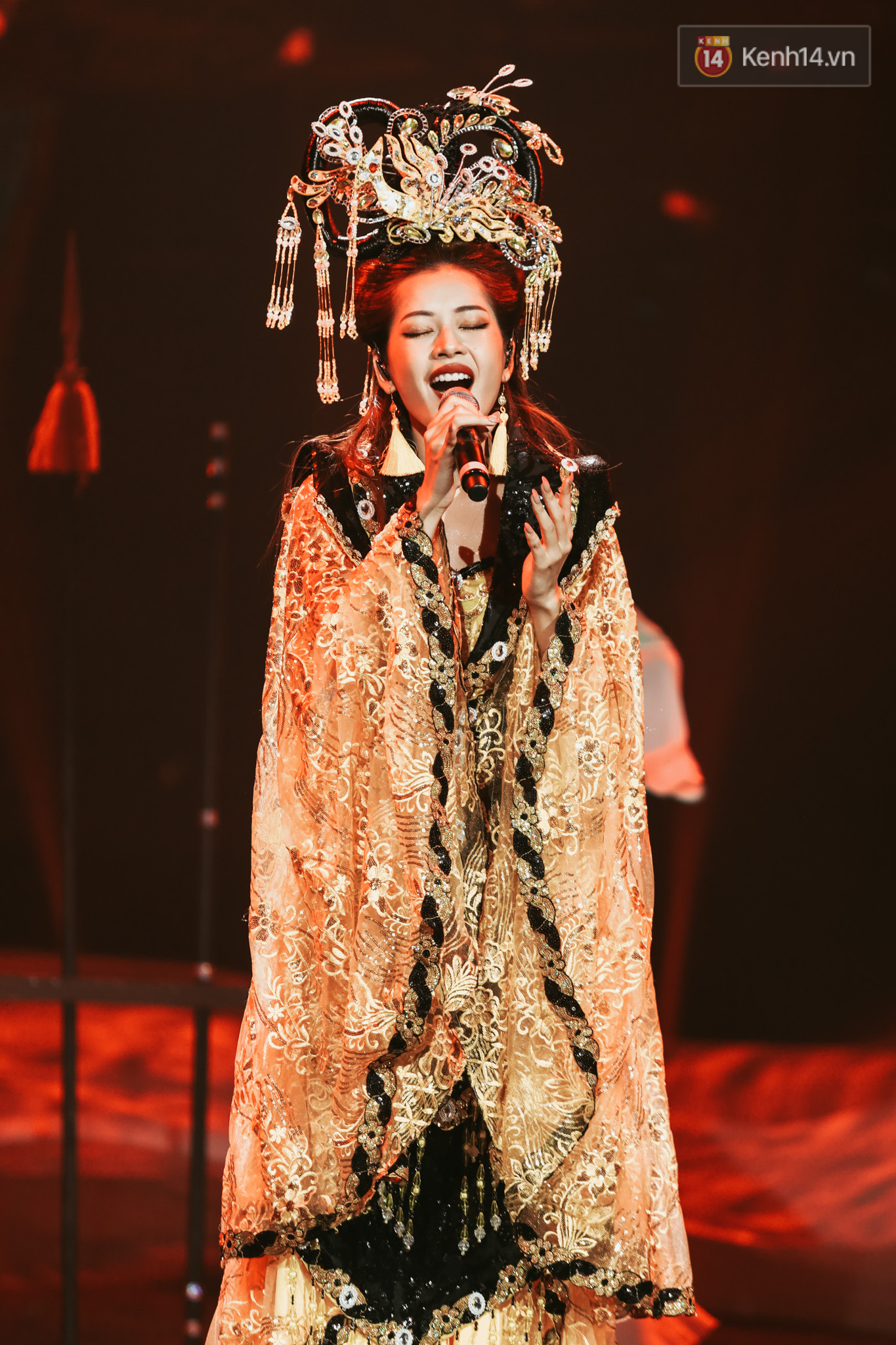 Sau sự cố lộ clip hát live chiếc ố, Chi Pu đã lấy lại phong độ khiến fan hú hét Hát hay quá! khi trình diễn Cung Đàn Vỡ Đôi - Ảnh 3. Sau sự cố lộ clip hát live chiếc ố, Chi Pu đã lấy lại phong độ khiến fan hú hét Hát hay quá! khi trình diễn Cung Đàn Vỡ Đôi - Ảnh 3.